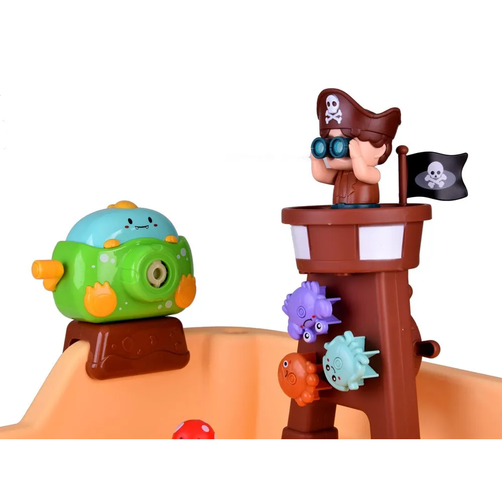 dziecko bawiące się armatką wodną przy piaskownicy