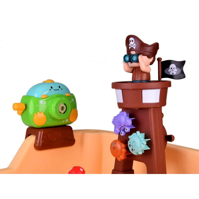 dziecko bawiące się armatką wodną przy piaskownicy