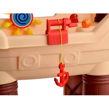 kolorowe foremki do piasku na tle zestawu placu zabaw