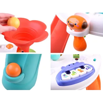 Widok całego stolika do zabawy umieszczonego w przestrzeni dziecięcej