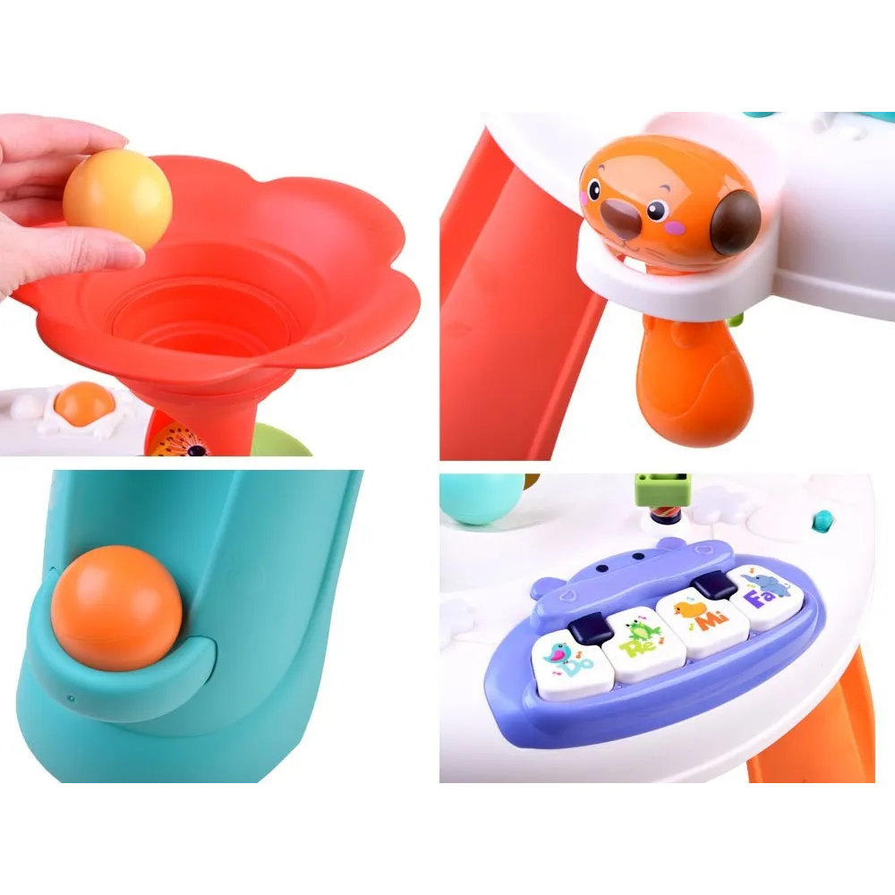 Widok całego stolika do zabawy umieszczonego w przestrzeni dziecięcej