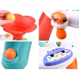 Widok całego stolika do zabawy umieszczonego w przestrzeni dziecięcej