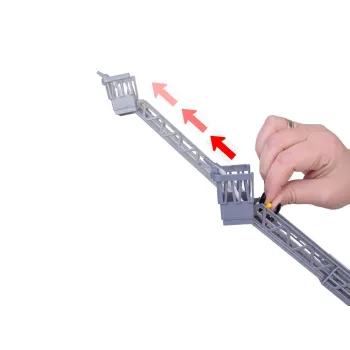 drabina samochodu strażackiego ustawiona na maksymalną wysokość