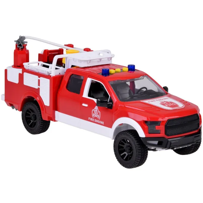 dziecko trzymające gumowy wąż podczas symulowanej akcji gaśniczej