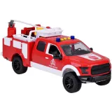 dziecko trzymające gumowy wąż podczas symulowanej akcji gaśniczej