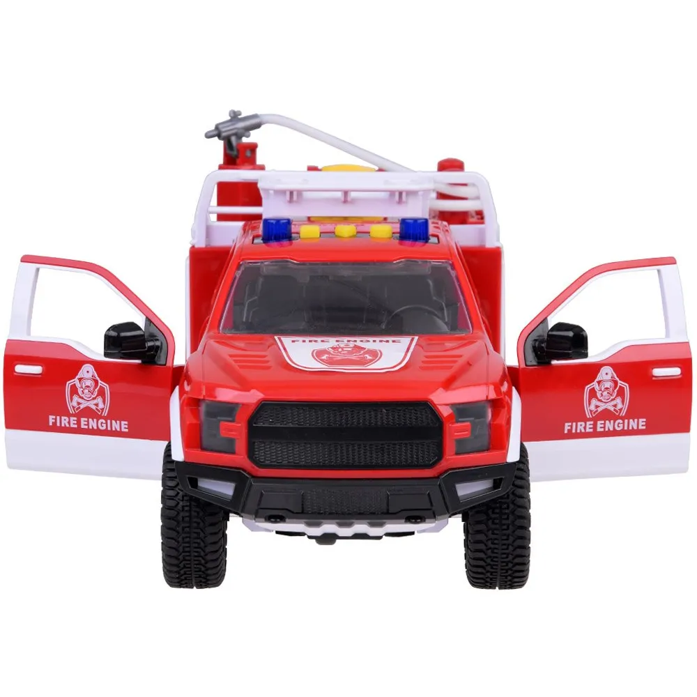 antypoślizgowe gumowe koła pojazdu strażackiego podczas zabawy