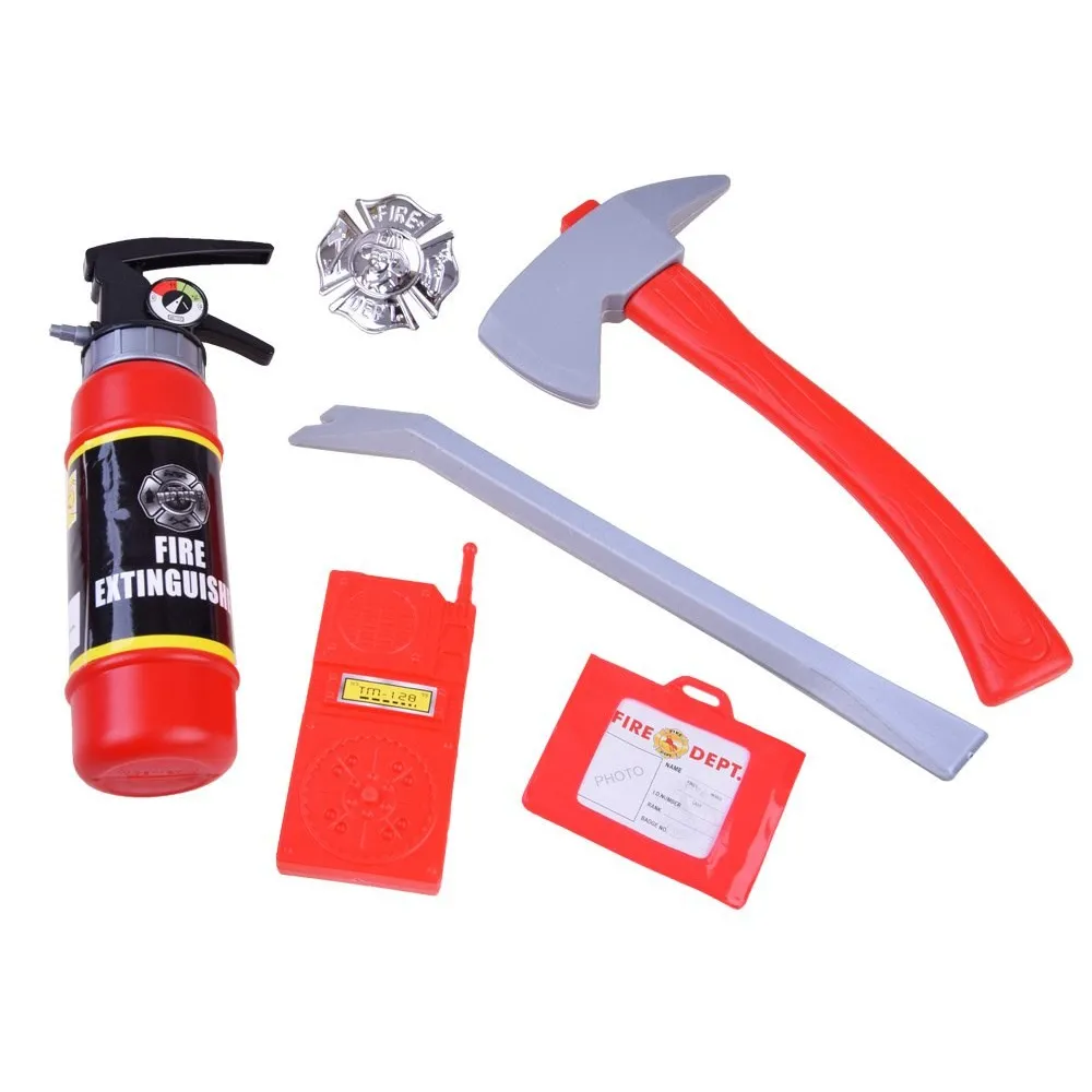 Zestaw akcesoriów do stroju strażaka ułożony obok kurtki