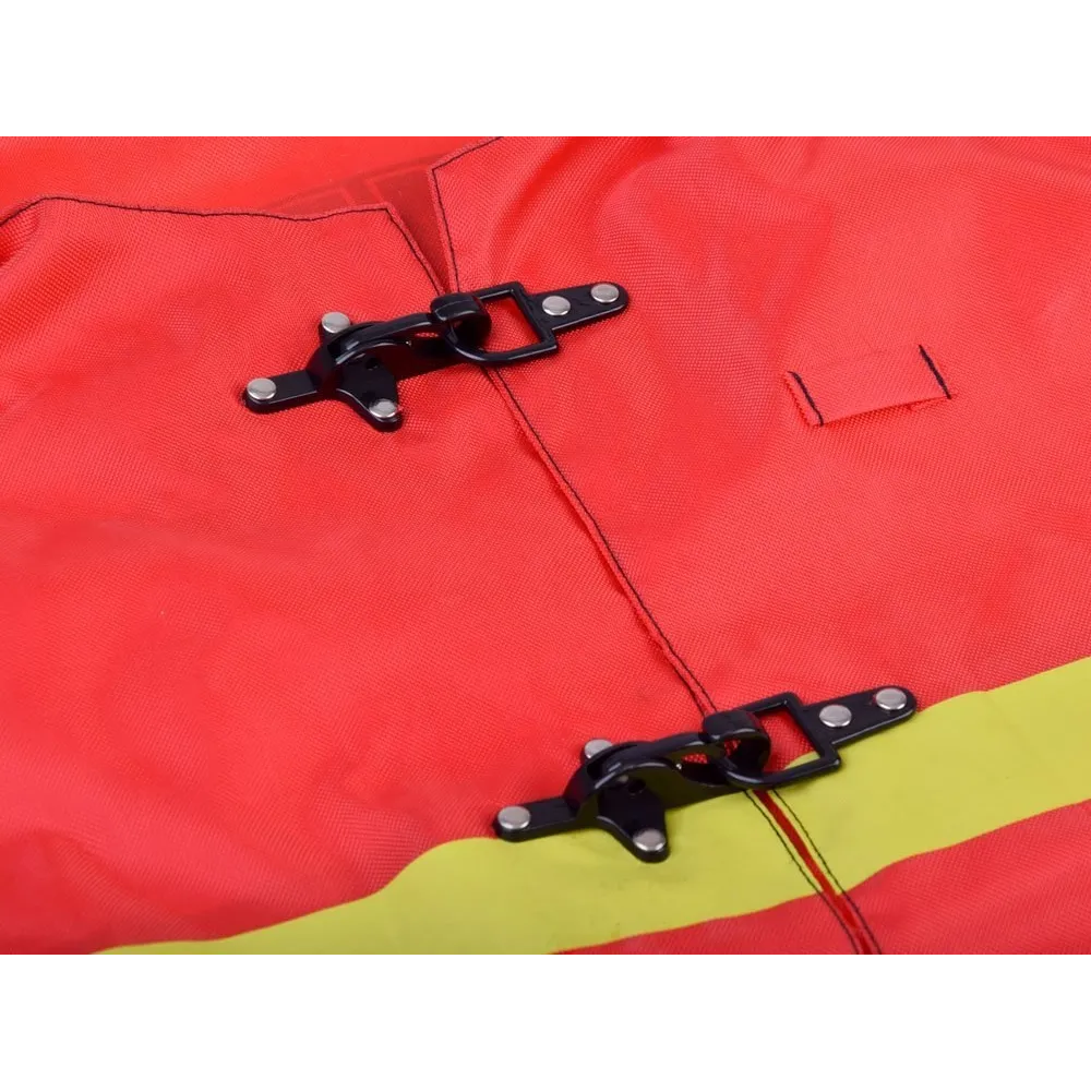 Plastikowy toporek oraz łom z kompletu przebrania strażaka