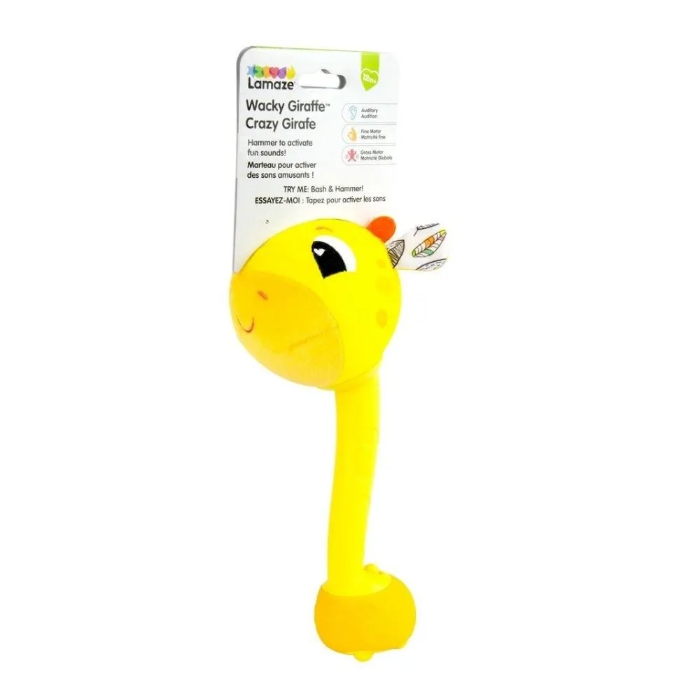 Kolorowa zabawka Stuknięta żyrafa TOMY stojąca na jasnym tle