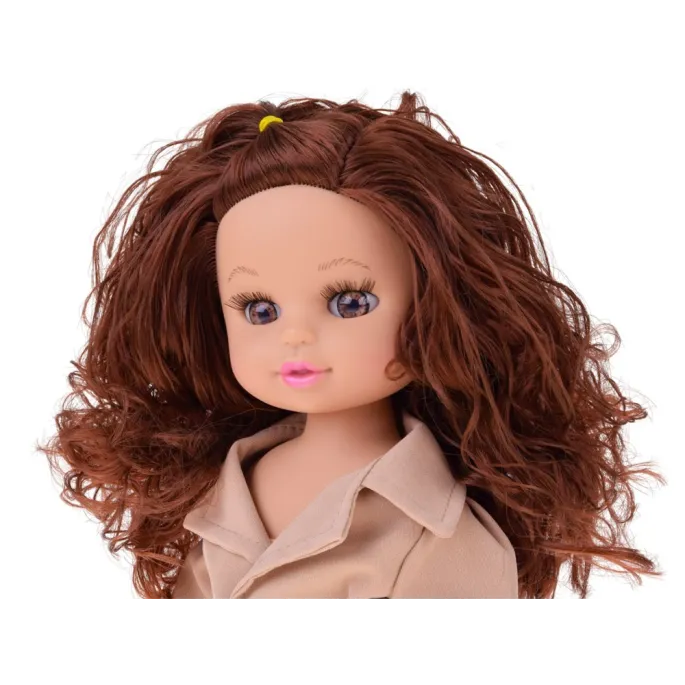 Widok na lalkę w trakcie stylizowania gęstych, kręconych włosów