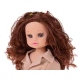 Widok na lalkę w trakcie stylizowania gęstych, kręconych włosów