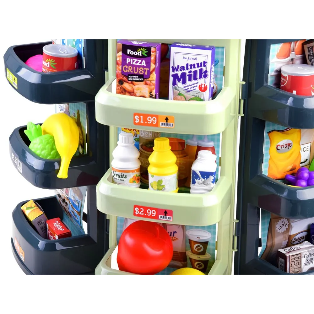 zbliżenie na plastikowe artykuły spożywcze z zestawu supermarket