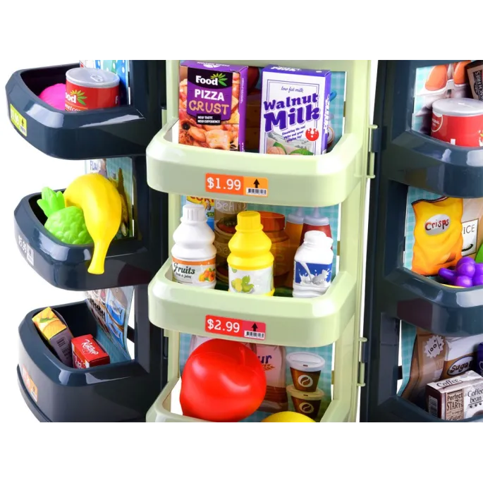 zbliżenie na plastikowe artykuły spożywcze z zestawu supermarket