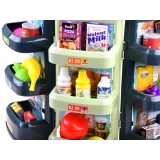 zbliżenie na plastikowe artykuły spożywcze z zestawu supermarket