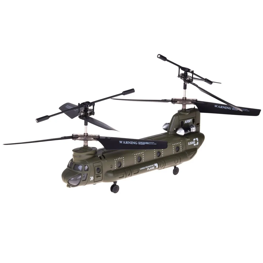 pilot zdalnego sterowania do Syma S026H obok helikoptera