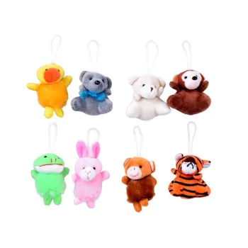 Pluszowe ozdoby świąteczne z kalendarza adwentowego eksponowane na choince