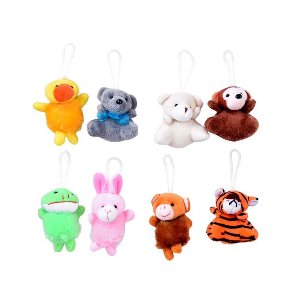 Pluszowe ozdoby świąteczne z kalendarza adwentowego eksponowane na choince