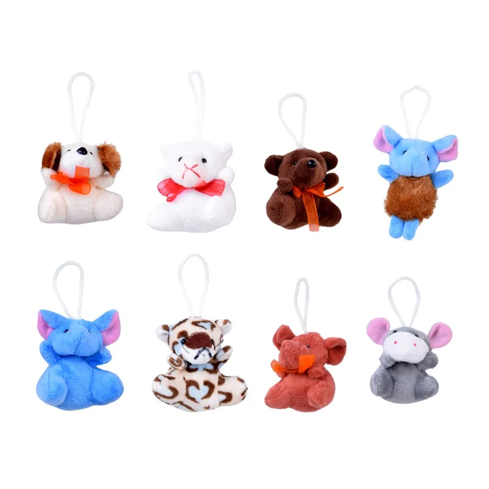 Zbliżenie na detale miękkiej pluszowej zawieszki z kalendarza adwentowego