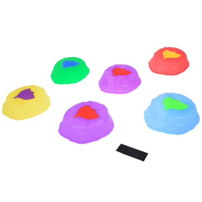 zbliżenie na fakturowaną powierzchnię kamienia z grafiką liści