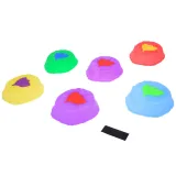 zbliżenie na fakturowaną powierzchnię kamienia z grafiką liści