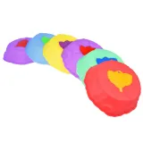 widok wszystkich świecących kamieni leżących na podłodze