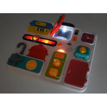 Widok na kuchenkę mikrofalową z otwartymi drzwiczkami i światłem