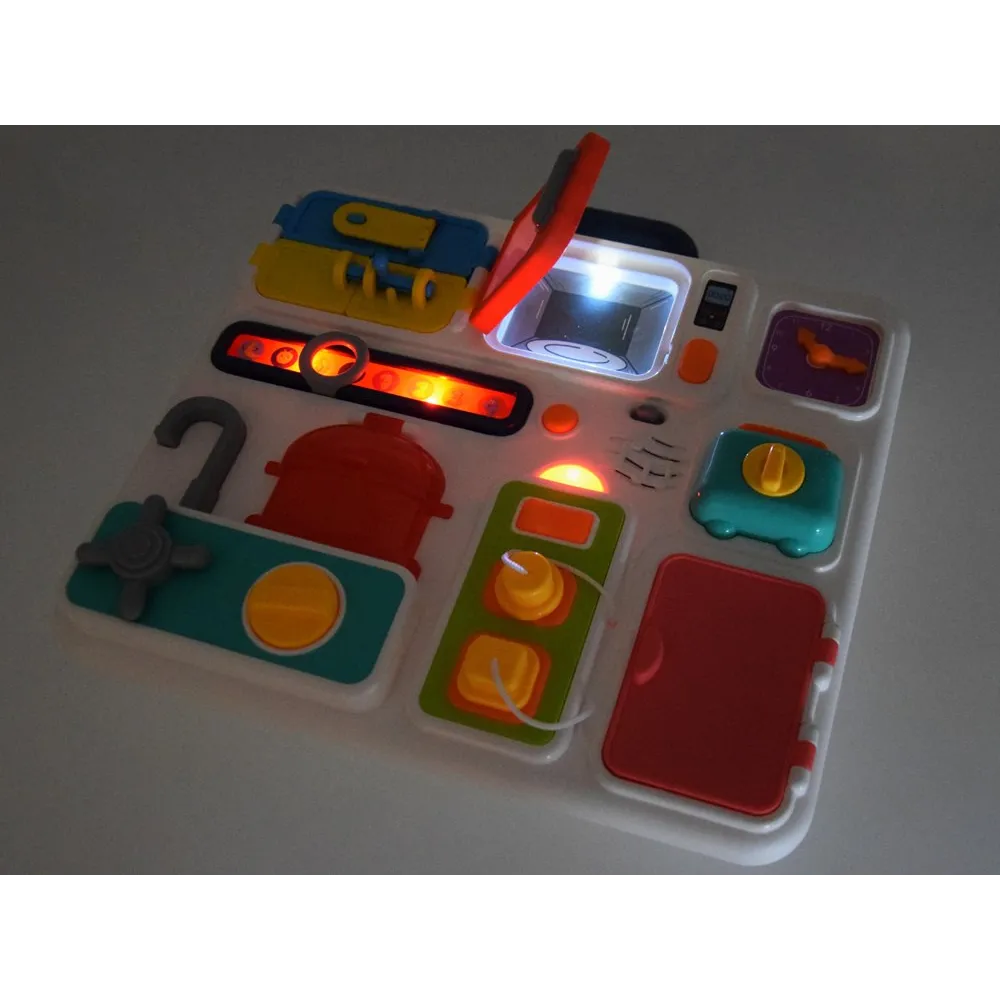 Widok na kuchenkę mikrofalową z otwartymi drzwiczkami i światłem