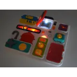 Widok na kuchenkę mikrofalową z otwartymi drzwiczkami i światłem