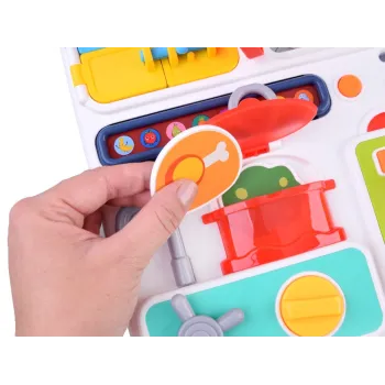 Zestaw miniaturowych warzyw i owoców na panelu kuchennym zabawki