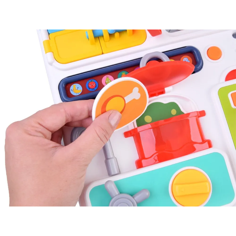 Zestaw miniaturowych warzyw i owoców na panelu kuchennym zabawki