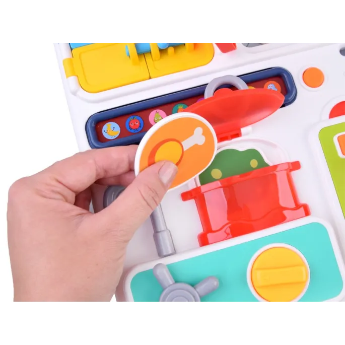 Zestaw miniaturowych warzyw i owoców na panelu kuchennym zabawki