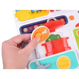 Zestaw miniaturowych warzyw i owoców na panelu kuchennym zabawki