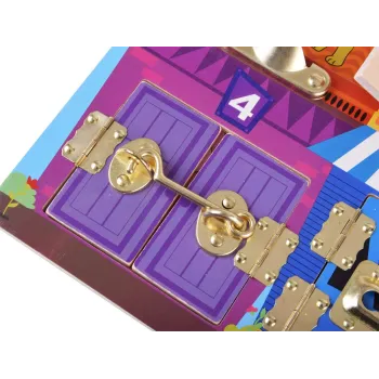 panel z cyframi i zwierzątkami w tablicy sensorycznej