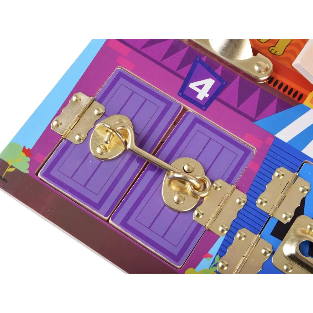 panel z cyframi i zwierzątkami w tablicy sensorycznej