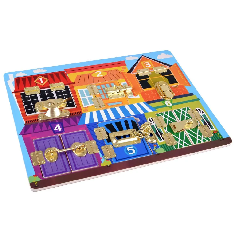 detal zamkniętych drzwi z oznaczeniami liczbowymi