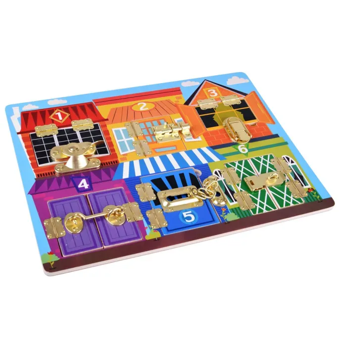 detal zamkniętych drzwi z oznaczeniami liczbowymi