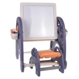 Detal regulowanej tablicy przystosowanej do rysowania i pisania