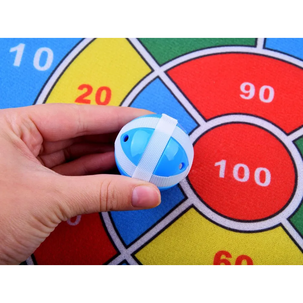 zbliżenie na kolorowe piłki na rzepy dołączone do tarcz