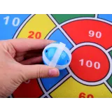 zbliżenie na kolorowe piłki na rzepy dołączone do tarcz