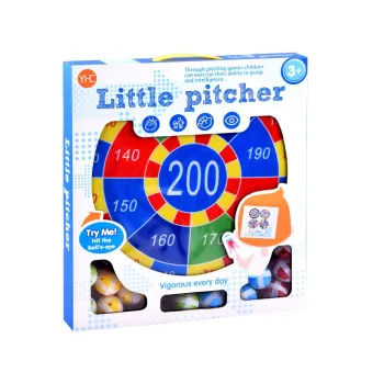 widok piłek o średnicy 4 cm obok tarcz do gry