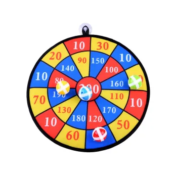 dziecięca dłoń trzymająca piłkę na rzepy przed rzutem w tarczę