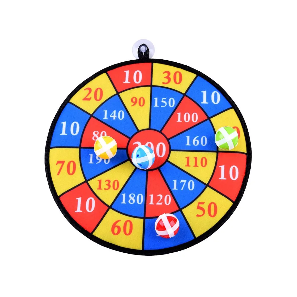 dziecięca dłoń trzymająca piłkę na rzepy przed rzutem w tarczę