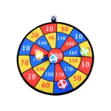 dziecięca dłoń trzymająca piłkę na rzepy przed rzutem w tarczę