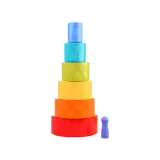 dziecko bawiące się kameleonem na sznurku