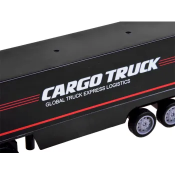 zbliżenie na detale kabiny tira rc z naczepą