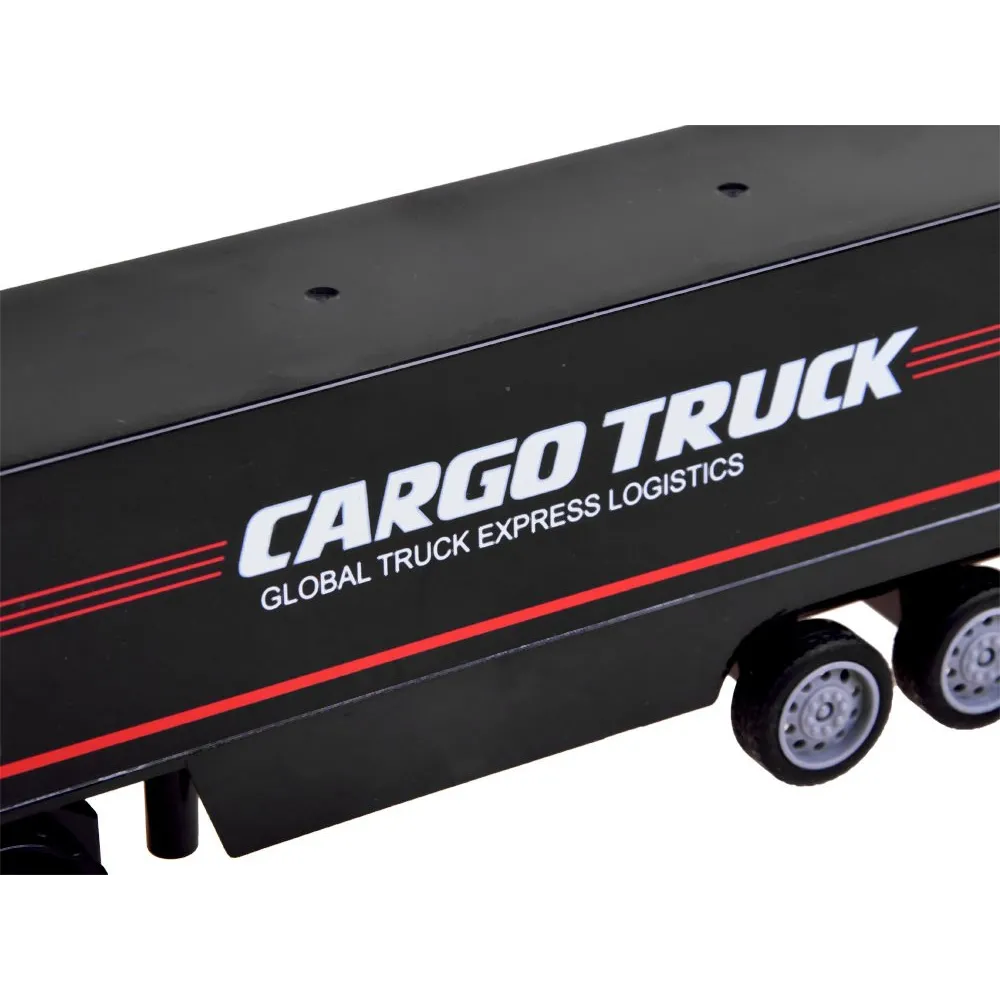 zbliżenie na detale kabiny tira rc z naczepą