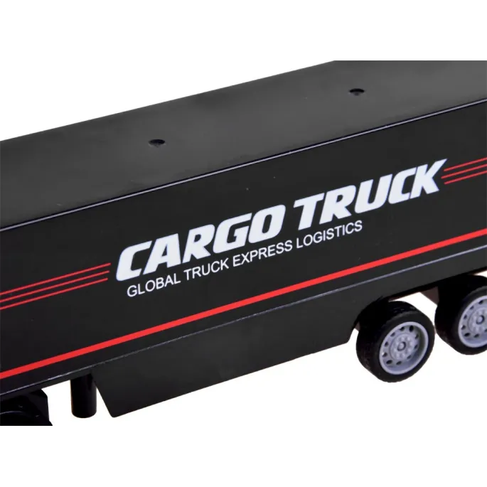 zbliżenie na detale kabiny tira rc z naczepą