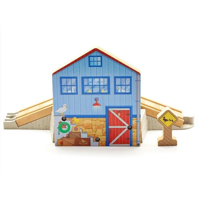 Detal na figurce kaczuszki poruszającej się od farmy do sadzawki