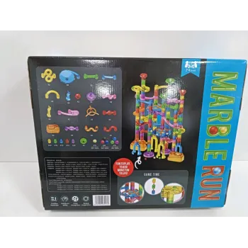 wielopoziomowy tor kulkowy z fluorescencyjnymi elementami podczas zabawy