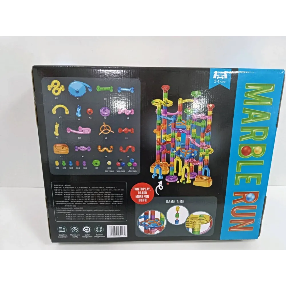 wielopoziomowy tor kulkowy z fluorescencyjnymi elementami podczas zabawy